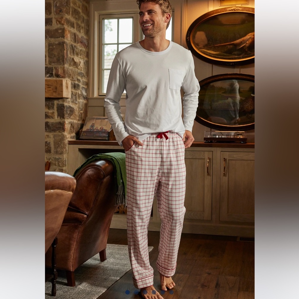 Lake men’s flannel pajama pants in red windowpane pattern.  Sz M. New